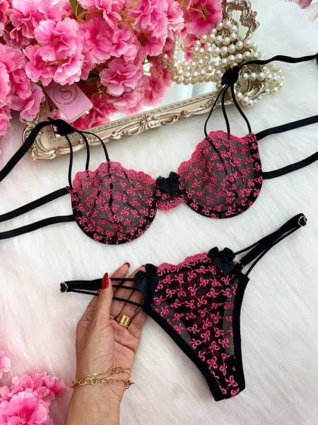 CONJUNTO LACINHO NEGRO CON ROSA